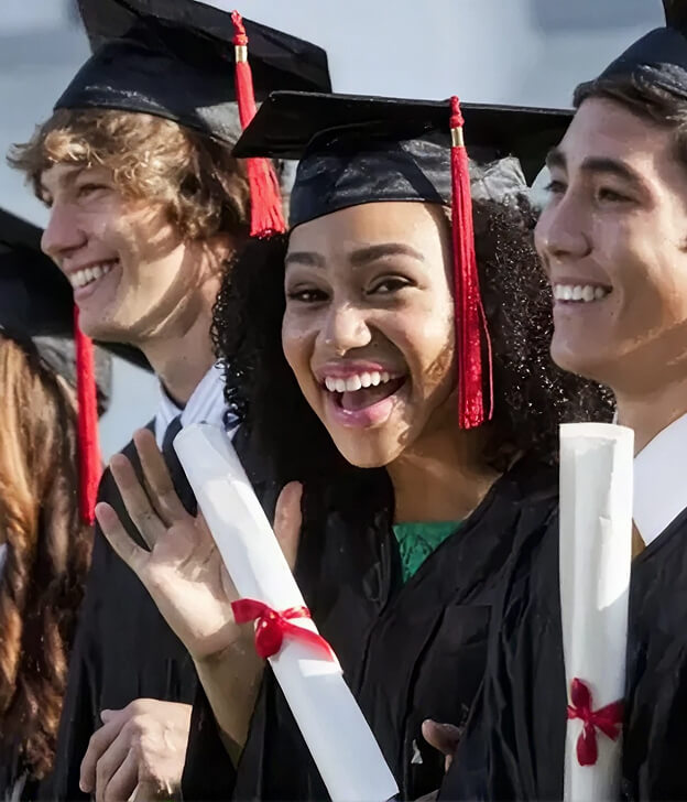 Estudiantes graduados celebrando